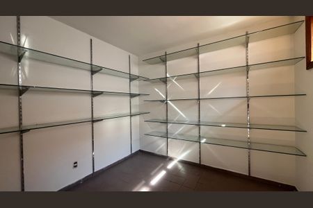 Casa de condomínio à venda com 800m², 5 quartos e 4 vagas Casa de condomínio à venda com 800m², 5 quartos e 4 vagasDespensa do Quintal