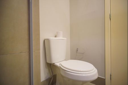 Banheiro de kitnet/studio para alugar com 1 quarto, 27m² em Auxiliadora, Porto Alegre