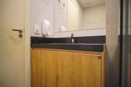 Banheiro de kitnet/studio para alugar com 1 quarto, 27m² em Auxiliadora, Porto Alegre