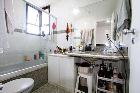 Apartamento à venda com 145m², 4 quartos e 3 vagasBanheiro da Suíte