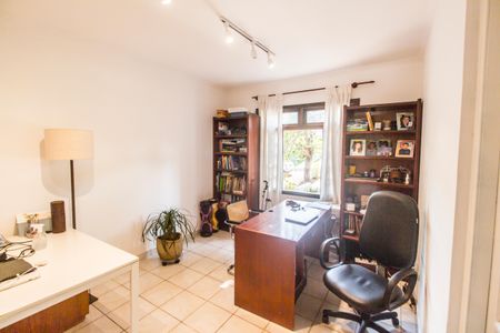 Casa à venda com 400m², 4 quartos e 4 vagas Casa à venda com 400m², 4 quartos e 4 vagasEscritório