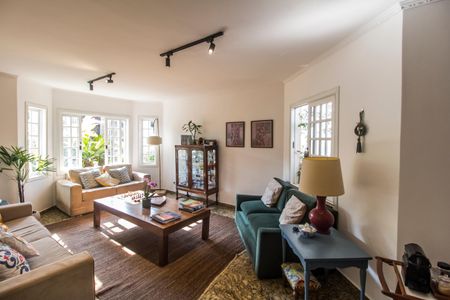 Casa à venda com 400m², 4 quartos e 4 vagas Casa à venda com 400m², 4 quartos e 4 vagasSala