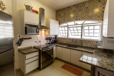 Casa à venda com 400m², 4 quartos e 4 vagas Casa à venda com 400m², 4 quartos e 4 vagasCozinha