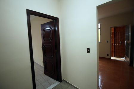 Corredor de apartamento à venda com 2 quartos, 68m² em Olaria, Rio de Janeiro