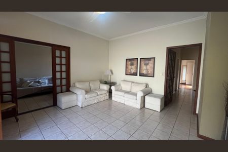 Casa à venda com 130m², 4 quartos e 4 vagasSala