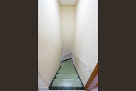 Casa à venda com 100m², 2 quartos e 1 vaga Casa à venda com 100m², 2 quartos e 1 vagaEscadas