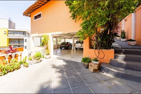 Casa para alugar com 420m², 4 quartos e 5 vagas Casa para alugar com 420m², 4 quartos e 5 vagasÁrea externa