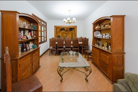 Casa para alugar com 420m², 4 quartos e 5 vagas Casa para alugar com 420m², 4 quartos e 5 vagasSala