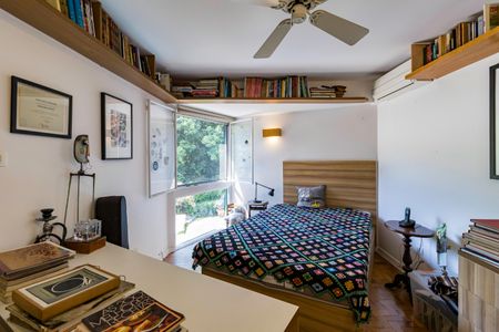 Casa à venda com 390m², 4 quartos e 3 vagas Casa à venda com 390m², 4 quartos e 3 vagasQuarto