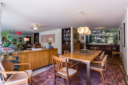 Casa à venda com 390m², 4 quartos e 3 vagas Casa à venda com 390m², 4 quartos e 3 vagasSala