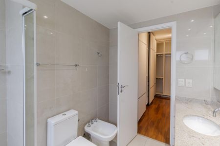 Apartamento para alugar com 270m², 5 quartos e 4 vagasBanherio da suíte 2
