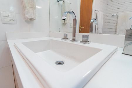 Casa de condomínio à venda com 356m², 4 quartos e 5 vagasBanheiro da Suíte 1 Detalhe