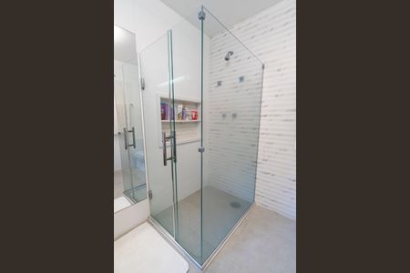 Casa de condomínio à venda com 356m², 4 quartos e 5 vagasBanheiro da Suíte 1 Detalhe