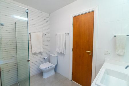 Casa de condomínio à venda com 356m², 4 quartos e 5 vagasBanheiro da Suíte 1