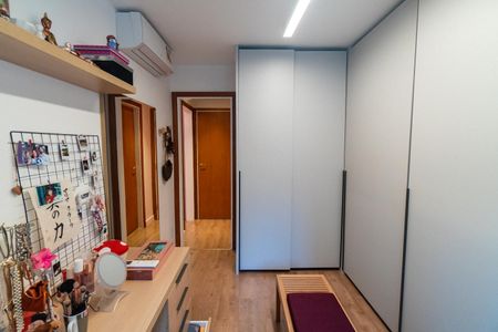 Casa de condomínio à venda com 356m², 4 quartos e 5 vagasQuarto 2