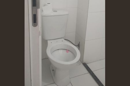 Banheiro de kitnet/studio para alugar com 1 quarto, 26m² em Conjunto Residencial José Bonifácio, São Paulo