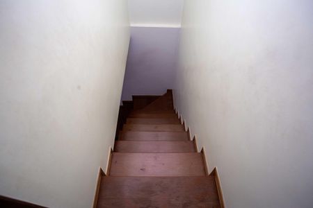 Casa para alugar com 140m², 2 quartos e 2 vagasEscada