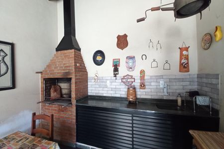 Casa à venda com 211m², 4 quartos e 4 vagas Casa à venda com 211m², 4 quartos e 4 vagasÁrea comum - Churrasqueira