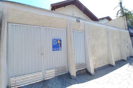 Casa à venda com 211m², 4 quartos e 4 vagas Casa à venda com 211m², 4 quartos e 4 vagasFachada