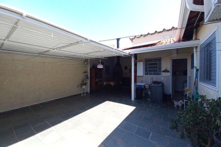 Casa à venda com 211m², 4 quartos e 4 vagas Casa à venda com 211m², 4 quartos e 4 vagasQuintal