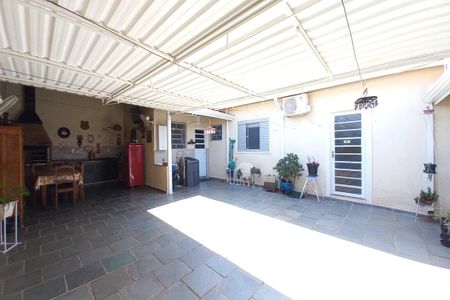 Casa à venda com 211m², 4 quartos e 4 vagas Casa à venda com 211m², 4 quartos e 4 vagasQuintal