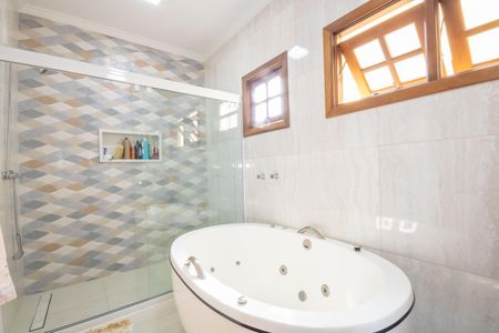 Casa para alugar com 435m², 4 quartos e 5 vagas Casa para alugar com 435m², 4 quartos e 5 vagasBanheiro da Suíte 1