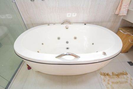 Casa para alugar com 435m², 4 quartos e 5 vagas Casa para alugar com 435m², 4 quartos e 5 vagasBanheiro da Suíte 1