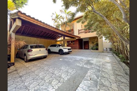 Casa para alugar com 435m², 4 quartos e 5 vagas Casa para alugar com 435m², 4 quartos e 5 vagasGaragem