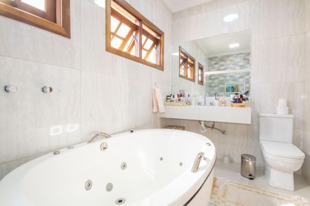 Casa para alugar com 435m², 4 quartos e 5 vagas Casa para alugar com 435m², 4 quartos e 5 vagasBanheiro da Suíte 1