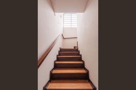 Casa para alugar com 166m², 3 quartos e 2 vagas Casa para alugar com 166m², 3 quartos e 2 vagasEscada para o primeiro andar