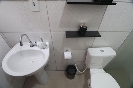 Casa à venda com 83m², 2 quartos e 2 vagasBanheiro suíte 2