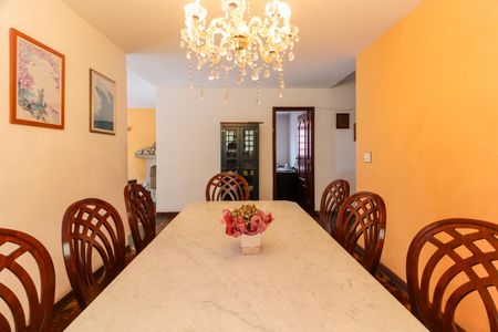 Casa à venda com 460m², 6 quartos e 4 vagas Casa à venda com 460m², 6 quartos e 4 vagasSala de Jantar