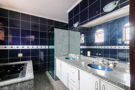 Casa à venda com 460m², 6 quartos e 4 vagas Casa à venda com 460m², 6 quartos e 4 vagasBanheiro da Suíte 1