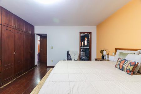 Casa à venda com 460m², 6 quartos e 4 vagas Casa à venda com 460m², 6 quartos e 4 vagas Suíte 2