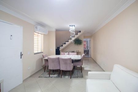 Casa à venda com 107m², 3 quartos e 2 vagasSala