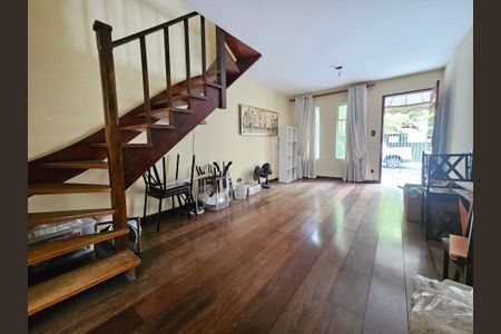 Casa à venda com 94m², 3 quartos e 2 vagas Casa à venda com 94m², 3 quartos e 2 vagasSala