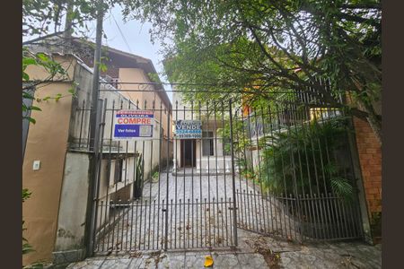 Casa à venda com 94m², 3 quartos e 2 vagas Casa à venda com 94m², 3 quartos e 2 vagasFachada