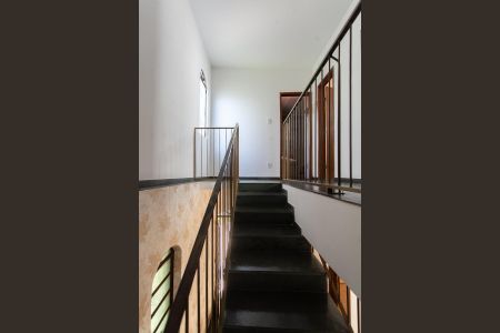 Casa à venda com 365m², 6 quartos e 3 vagasEscada - Casa 2