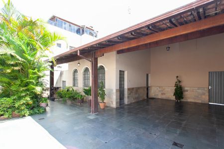 Casa à venda com 365m², 6 quartos e 3 vagasFachada da Casa 1