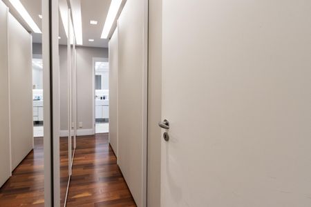 Apartamento à venda com 173m², 4 quartos e 3 vagas Apartamento à venda com 173m², 4 quartos e 3 vagasCloset da suíte 1