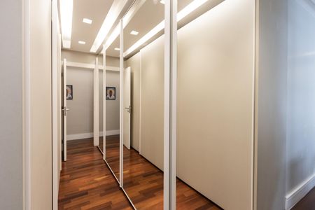 Apartamento à venda com 173m², 4 quartos e 3 vagas Apartamento à venda com 173m², 4 quartos e 3 vagasCloset da suíte 1
