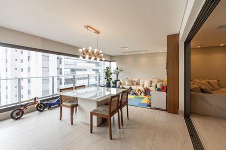 Apartamento à venda com 173m², 4 quartos e 3 vagas Apartamento à venda com 173m², 4 quartos e 3 vagasVaranda