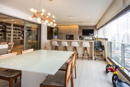 Apartamento à venda com 173m², 4 quartos e 3 vagas Apartamento à venda com 173m², 4 quartos e 3 vagasVaranda