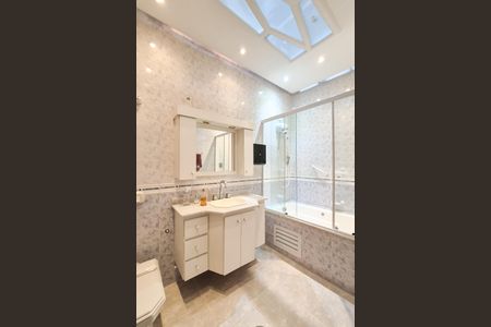 Casa à venda com 300m², 3 quartos e 3 vagas Casa à venda com 300m², 3 quartos e 3 vagasBanheiro Social