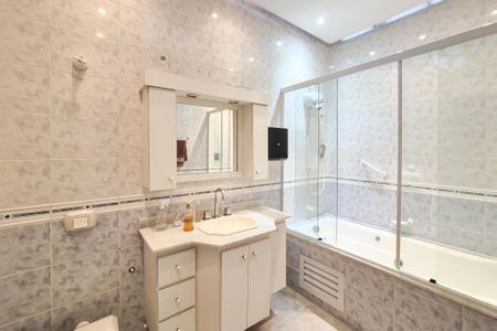 Casa à venda com 300m², 3 quartos e 3 vagas Casa à venda com 300m², 3 quartos e 3 vagasBanheiro Social