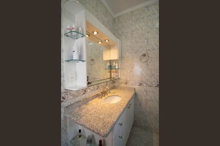 Casa à venda com 306m², 4 quartos e 5 vagasBanheiro da Suíte 1