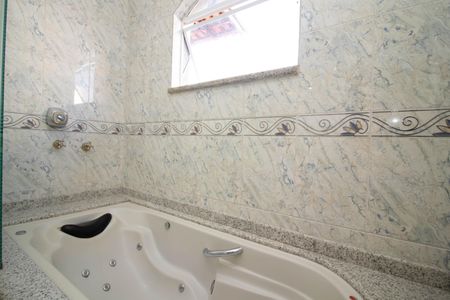 Casa à venda com 306m², 4 quartos e 5 vagasBanheiro da Suíte 1