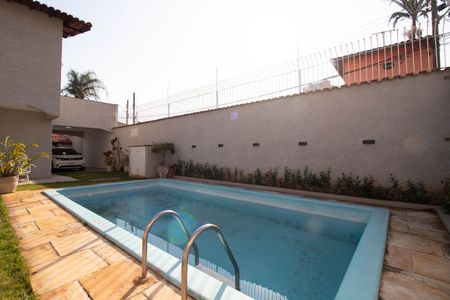 Casa à venda com 306m², 4 quartos e 5 vagasÁrea externa - Piscina