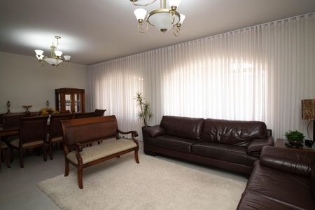 Casa à venda com 306m², 4 quartos e 5 vagasSala