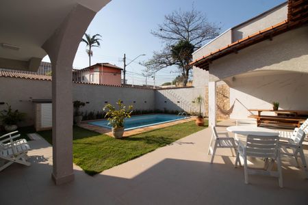 Casa à venda com 306m², 4 quartos e 5 vagasÁrea externa - Piscina